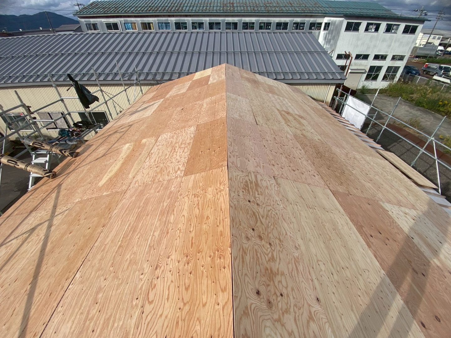 燕市 H様 工場 遮熱工事 施工中（野地板（合板）張り）