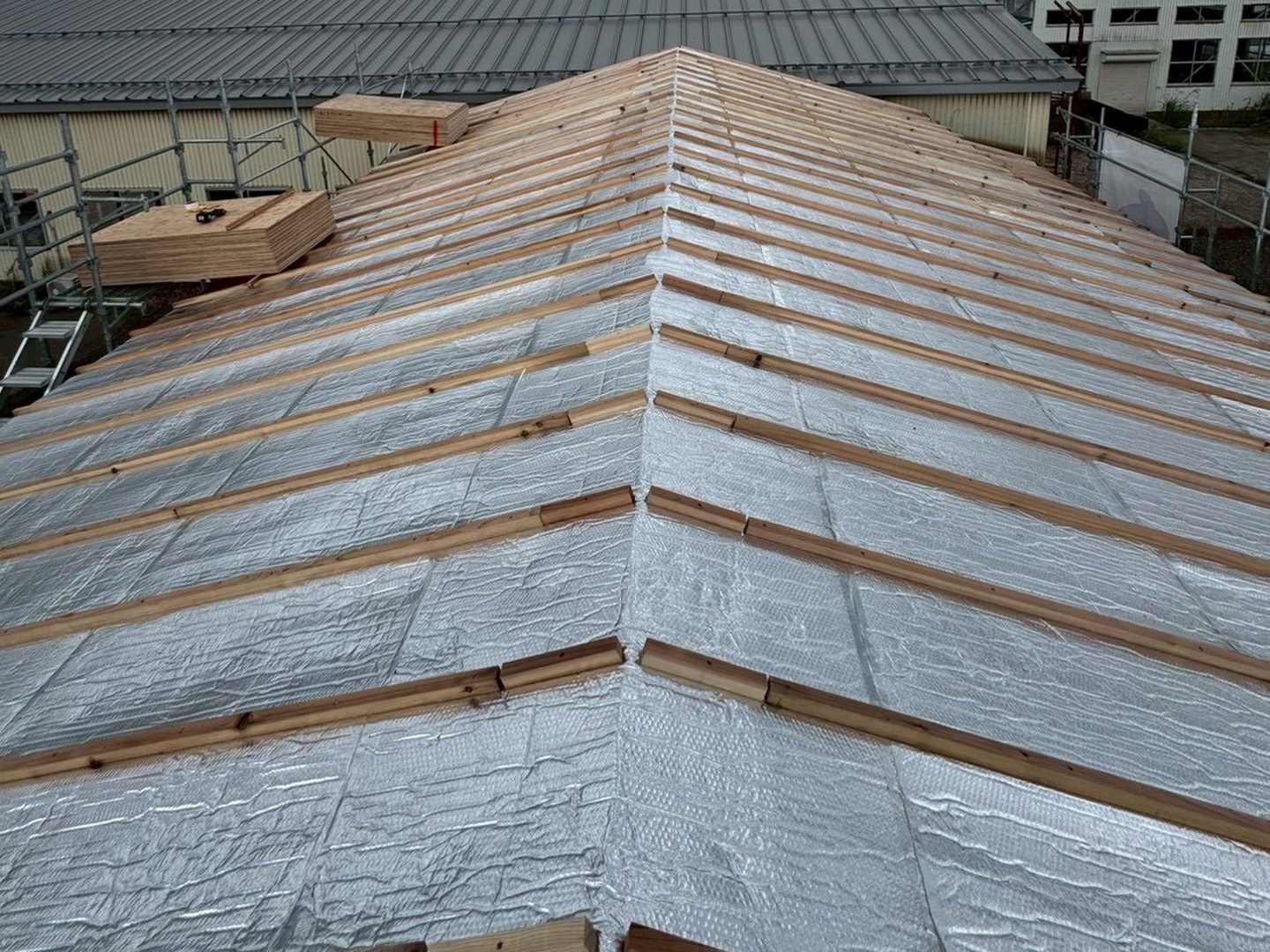 燕市 H様 工場 遮熱工事 施工中（遮熱シートの上に桟木を設置）